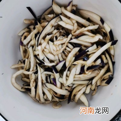 辣椒炒茄丝这样做 辣椒炒茄子家常做法