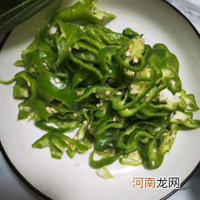 辣椒炒茄丝这样做 辣椒炒茄子家常做法