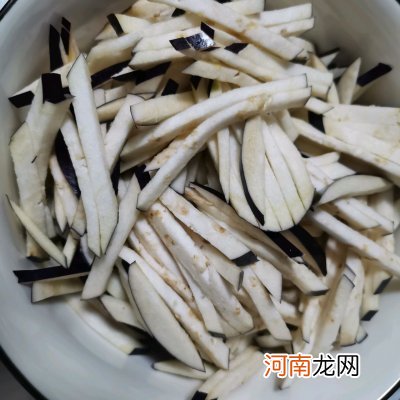 辣椒炒茄丝这样做 辣椒炒茄子家常做法