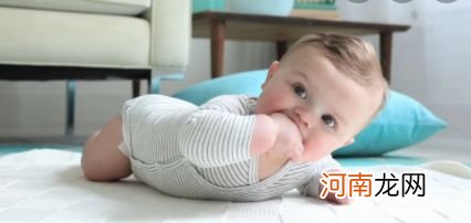 1个月婴儿正确趴姿势图