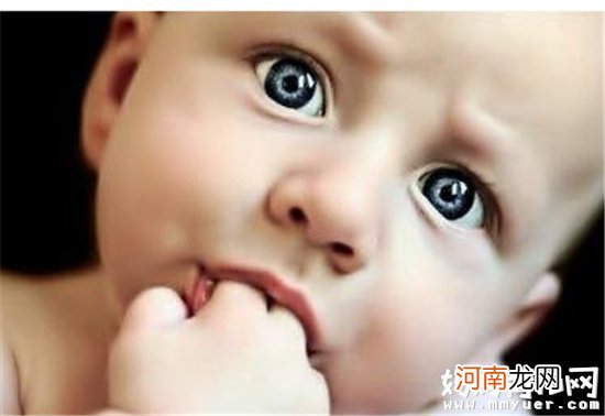宝宝爱吃手指如何阻止 家长注意别盲目阻止宝宝吃手指