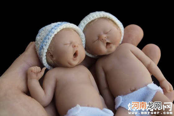 五个没有巴掌大的宝宝睡姿图片萌化了！