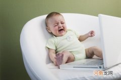 新生儿吃奶时哭闹挣扎 看看是不是这些原因引起的