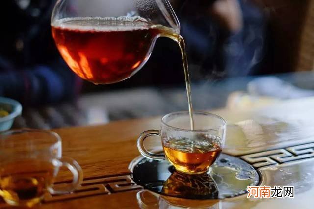 茶水洗头用红茶还是绿茶 茶水洗头发有什么好处和坏处