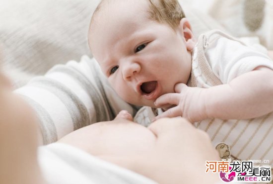 母乳喂养两边奶怎么喂