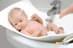 给新生儿洗澡，你真的会洗吗