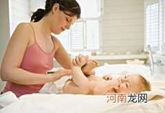 擦小屁股男女宝宝有不同