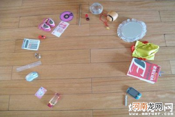 男女宝宝抓周物品清单 金钱信用卡、笔墨纸砚全齐了