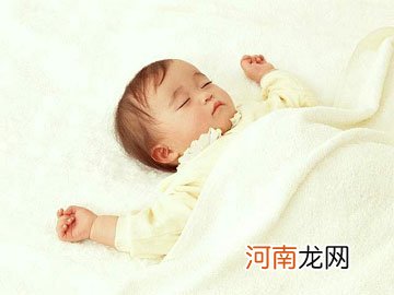 新生宝宝睡姿眼睛健康标准全解析