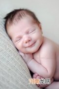 摄影师拍新生儿“睡美人”照