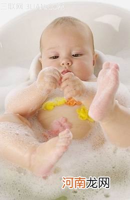 如何给新生宝宝洗澡呢