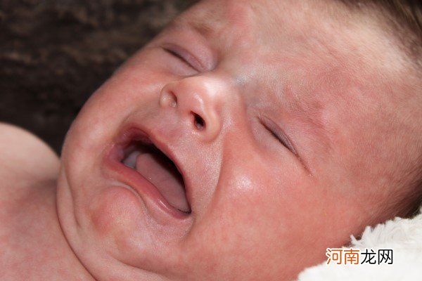 婴儿白天正常晚上哭闹 多半是这几个原因导致的