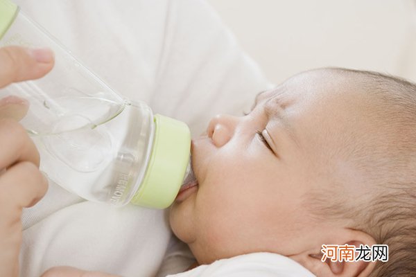 刚出生的婴儿能喝水吗 婴儿喝不喝水看医生怎么说