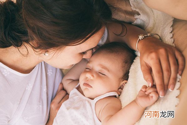 新生儿大便有奶瓣怎么办 4个方法对症入手超管用