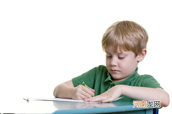 四岁宝宝突然喜欢写字 四岁孩子写字究竟是好事or坏事