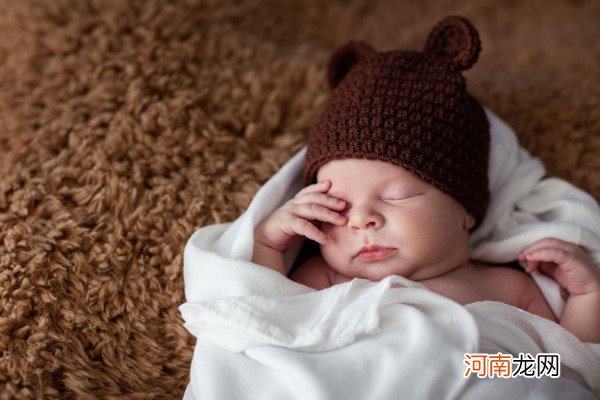 新生儿睡反觉怎么调整 4个妙招帮助宝宝“倒时差”