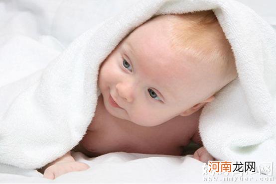 婴儿翻身是极有意义的里程 宝宝几个月会翻身算正常
