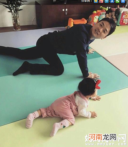 霸道总裁刘强东陪爱女爬地垫 可见宝宝学爬有多重要