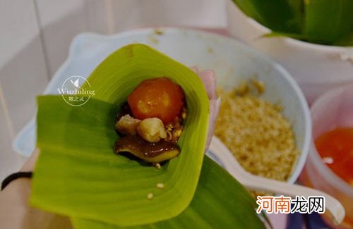 咸蛋黄肉粽子的做法和配料