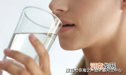 大量喝水能排出尿酸吗