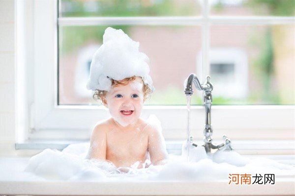 孩子多大不应该让异性父母洗澡 到这个年纪要注意了