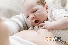 喂奶姿势不变 宝宝或变斜视