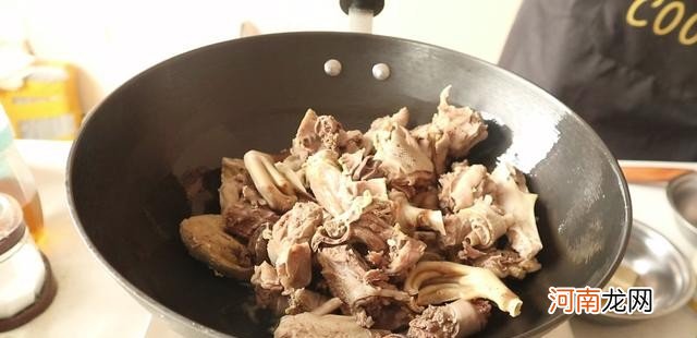 简单易做的扁豆焖面教程 扁豆五花肉焖面的家常做法
