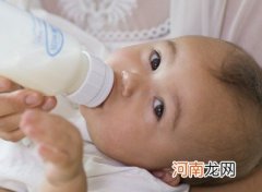 宝宝躺着喝奶伤害多多