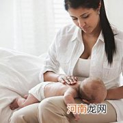 宝宝常常打嗝该如何解决