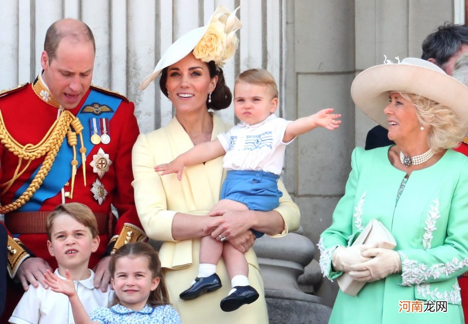 梅根哈里带孩子回王室了！剑桥三宝突然出现，王子公主各有特色