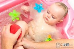 两个月宝宝洗澡教程 学会这些做一个更细致的家长