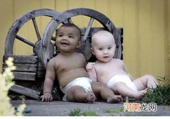 揭秘全球罕见黑白双胞胎