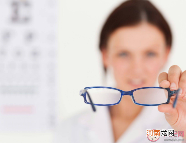 近视手术|近视手术要花费多少钱 近视手术如何防止眨眼眼球转动