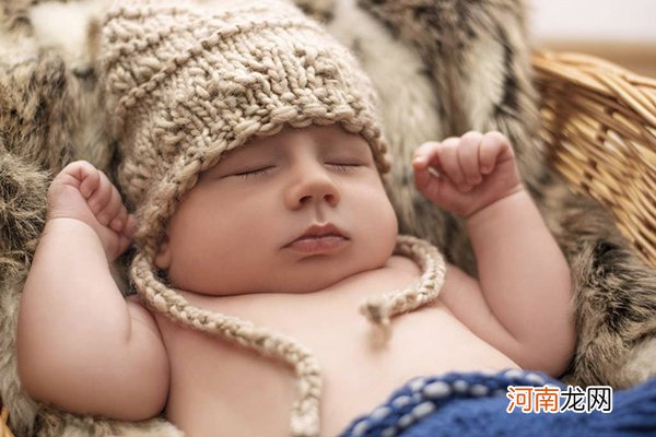 婴儿睡觉吃手怎么办 妈妈别发愁教你这3招百试百灵