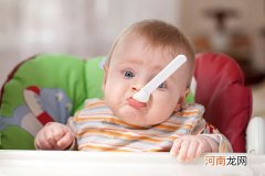 宝宝没吃辅食能吃磨牙棒吗 磨牙棒没问题宝宝接受即可