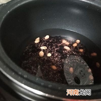 黑豆紫米粥教程 宝宝黑豆粥的做法和窍门分享