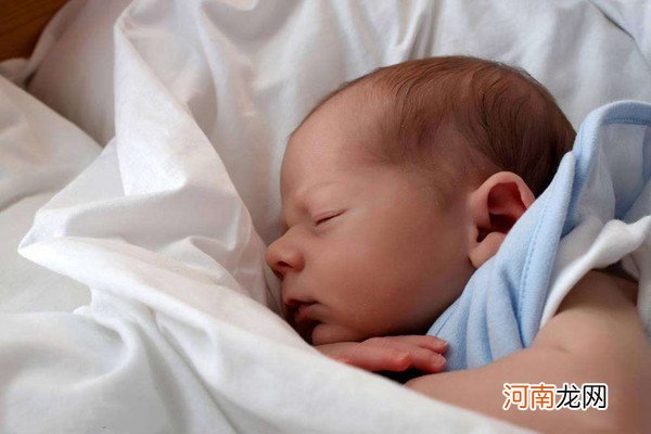 新生儿睡觉两边侧着睡 侧着睡宝宝头型会更漂亮！