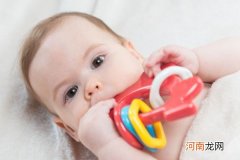 三个月宝宝不吃奶吃手 宝宝厌奶期你准备好接招了吗