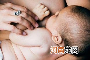 宝宝吃奶时总喜欢咬妈妈的乳头怎么办呀