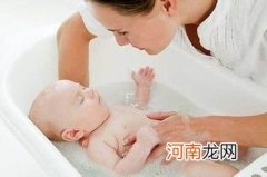 菜鸟父母注意：帮新生儿洗澡的步骤与方法