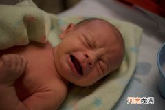 新生儿鼻子喷奶危险吗 吐奶从鼻子出来严重吗