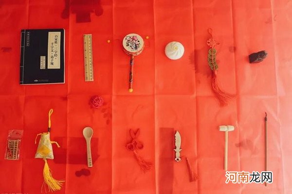 宝宝抓周必备8件物品 抓周的历史由来解释