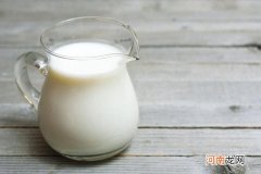 牛奶和奶粉哪个营养更高 牛奶和奶粉哪个有营养哪个更好