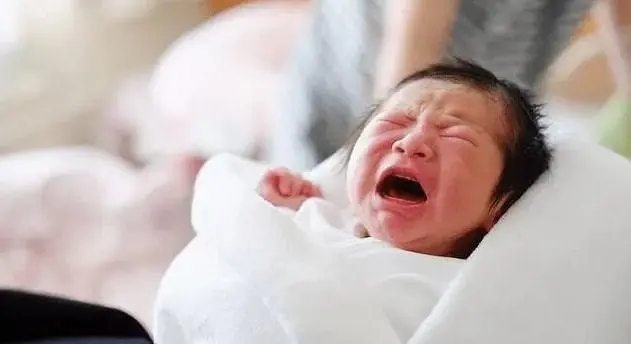 面对新生儿黄疸怎么办 新生儿黄疸是什么原因引起的