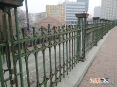 冬天舌头被铁栏杆粘住怎么办 冬天舌头粘到铁栏杆上怎么处理