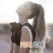 马尾姑娘，扎辫太紧易脱发