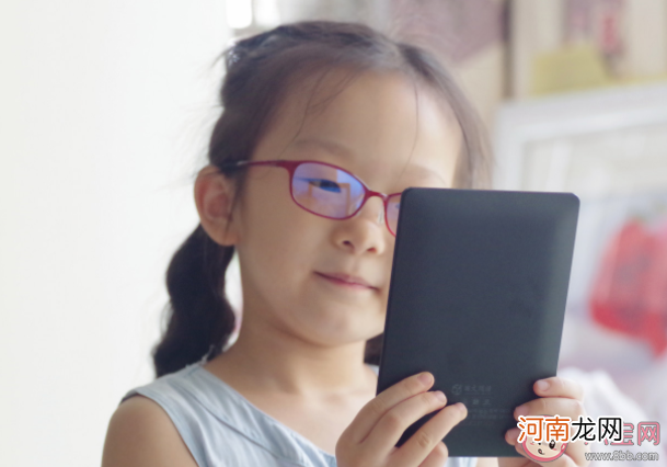 孩子|孩子上网课要不要戴防蓝光眼镜 选购防蓝光眼镜要注意哪几点