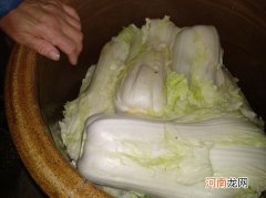 酸菜上面烂了下面还能吃吗 酸菜上面烂了下面还可以吃吗