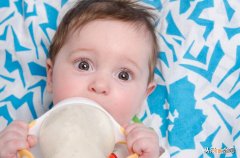 宝宝为何不能随便喝奶粉 新生儿吃几段奶粉要注意什么