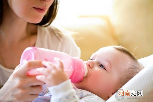 宝宝溢奶是怎么回事 吐奶和溢奶是不同的